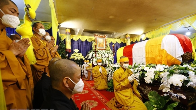 恭迎越南佛教协会证明理事会法主释普慧长老金棺入塔。