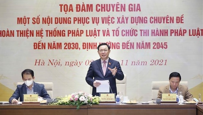 越共中央政治局委员、国会党组书记、国会主席王廷惠在河内主持第9号专题及《到2030年和面向2045年越南立法执法战略》专家座谈会