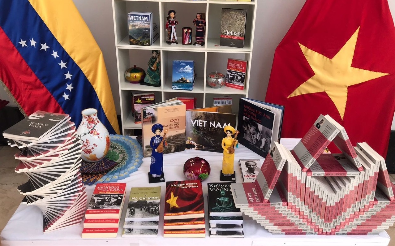 在委内瑞拉推介越南文学