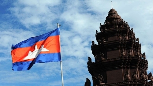 越南党和国家领导人祝贺柬埔寨国庆68周年