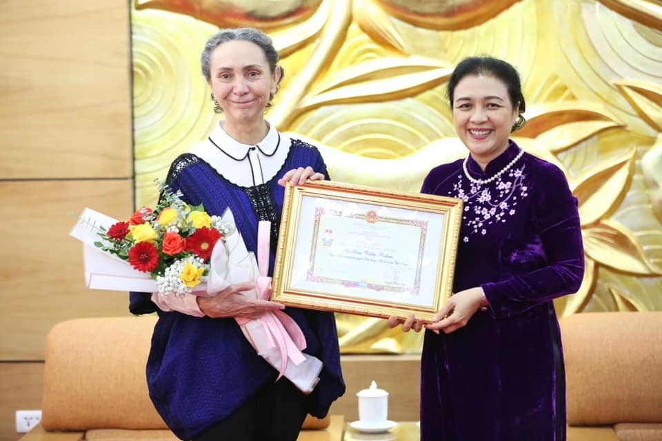 越南友好组织联合会主席阮芳娥（右）向墨西哥驻越南大使授予“致力于各民族之间的友谊和平”纪念章