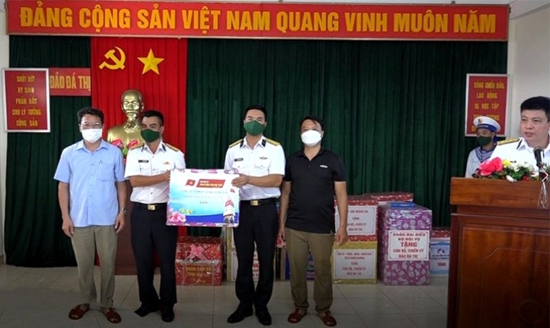 越南共产党电子报的干部代表团在智南集团股份公司的支持下，向长沙群岛柿山礁上的各位军官及战士赠送礼物。
