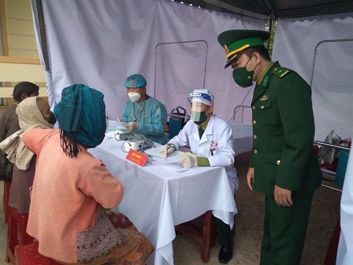 越南——老挝医生为老挝赛奔（SePon）县县民组织免费看病和发放治疗药物活动。