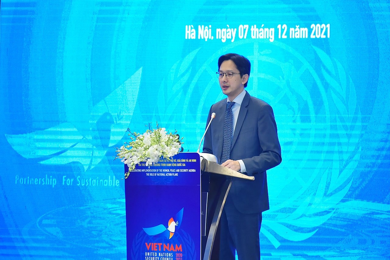 越南外交部国际组织司司长、部长助理杜雄越在研讨会发表讲话时。