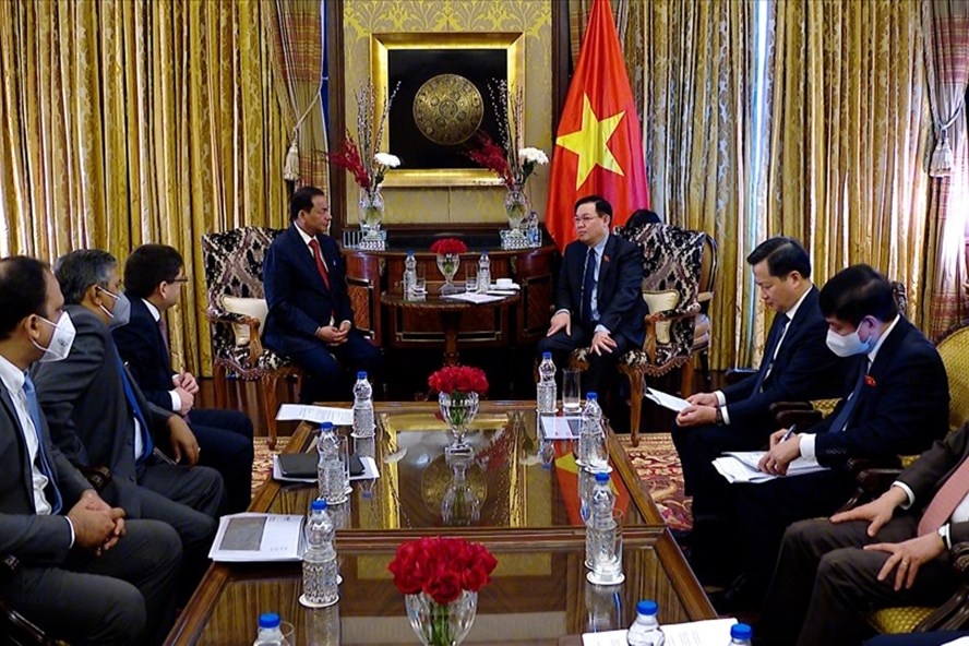 越南国会主席王廷惠会见爱萨（Essar）集团首席。