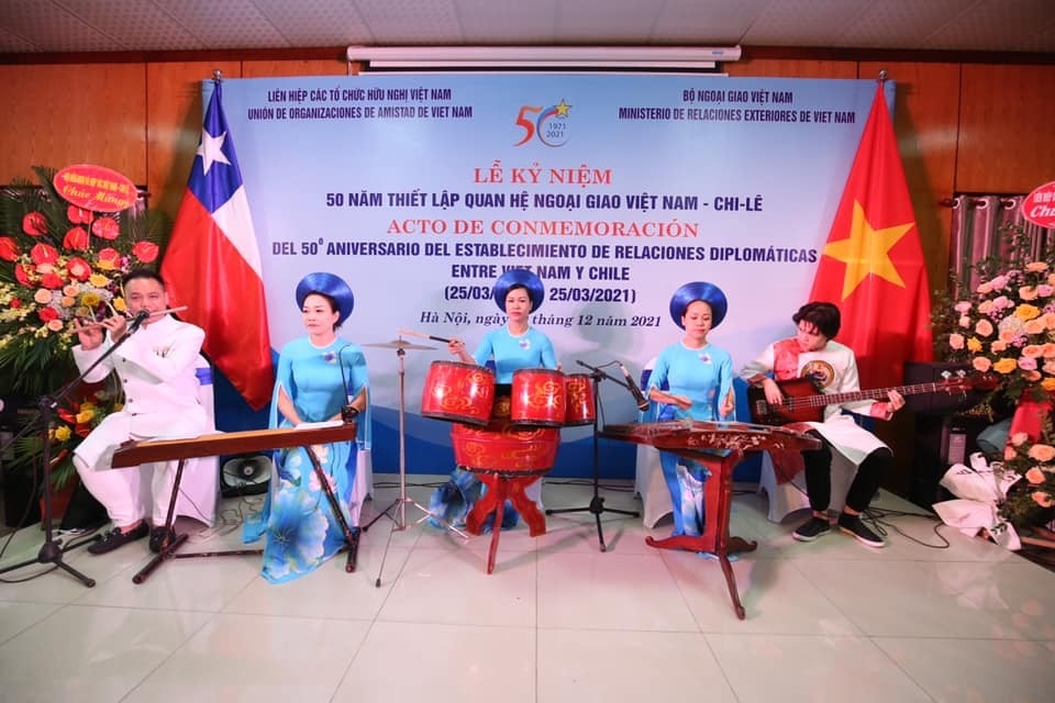 庆祝越南——智利建交50周年。