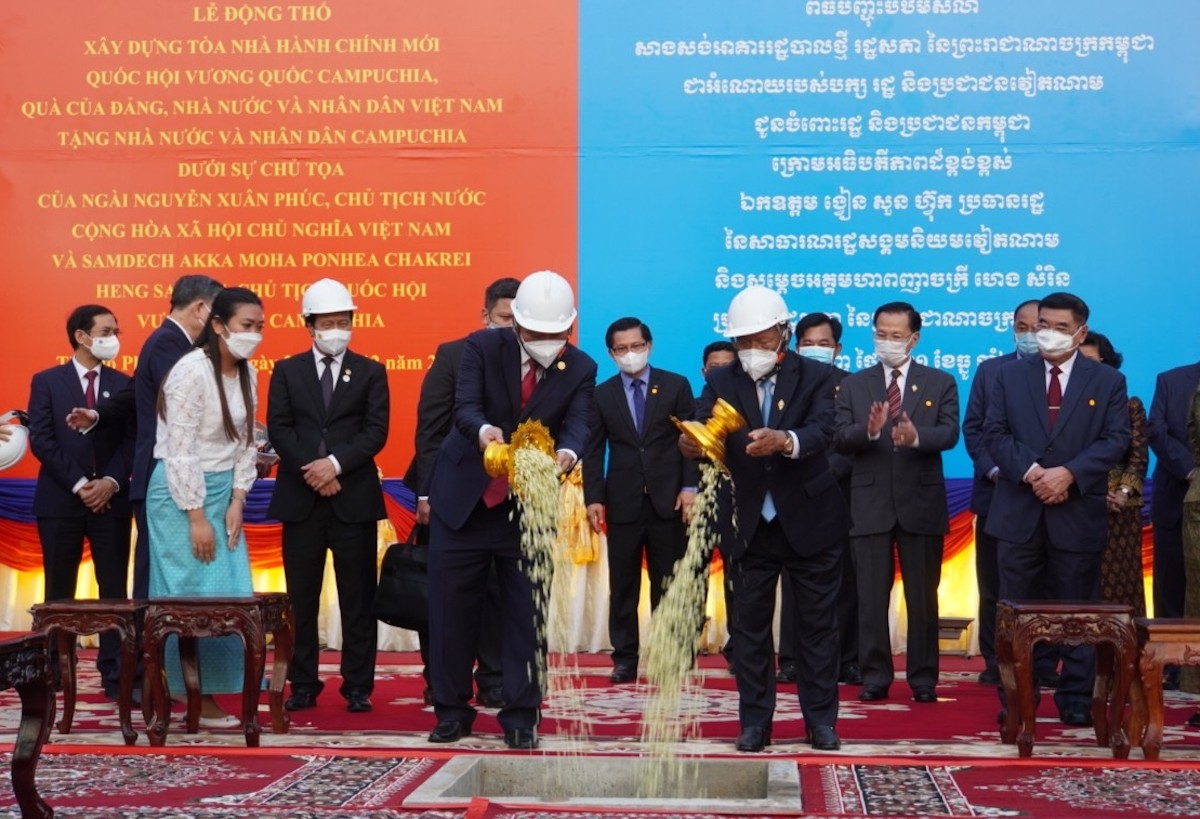 阮春福主席与韩桑林主席共同出席由越南援建的柬埔寨国会新行政大楼项目奠基仪式。