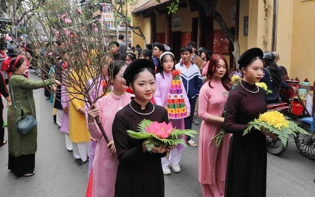 越南春节 - 街坊春节：河内古街举行庆党贺春活动