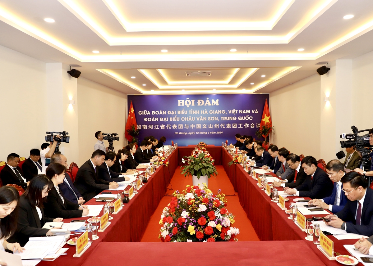 越南河江省代表团与中国文山州代表团举行工作会谈