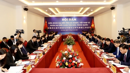 越南河江省代表团与中国文山州代表团举行工作会谈