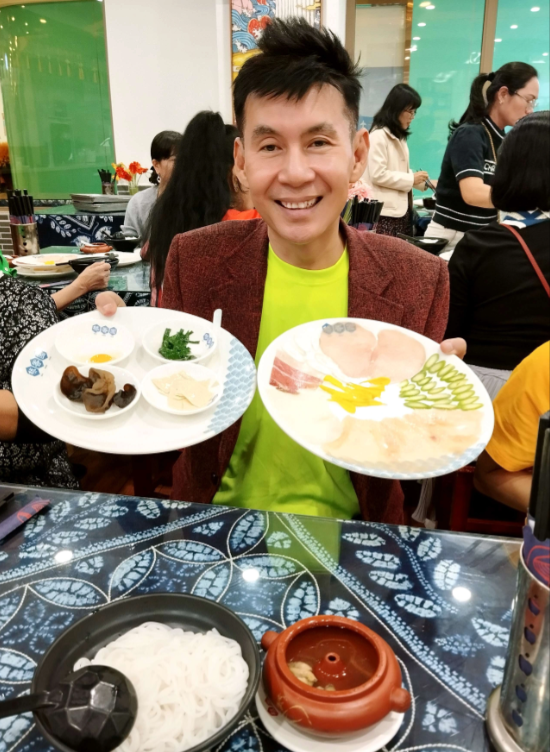 越南顾客在中国享用美味可口且赏心悦目的米线