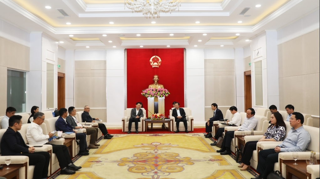 越南广宁省人民委员会主席接待中国企业代表团来访