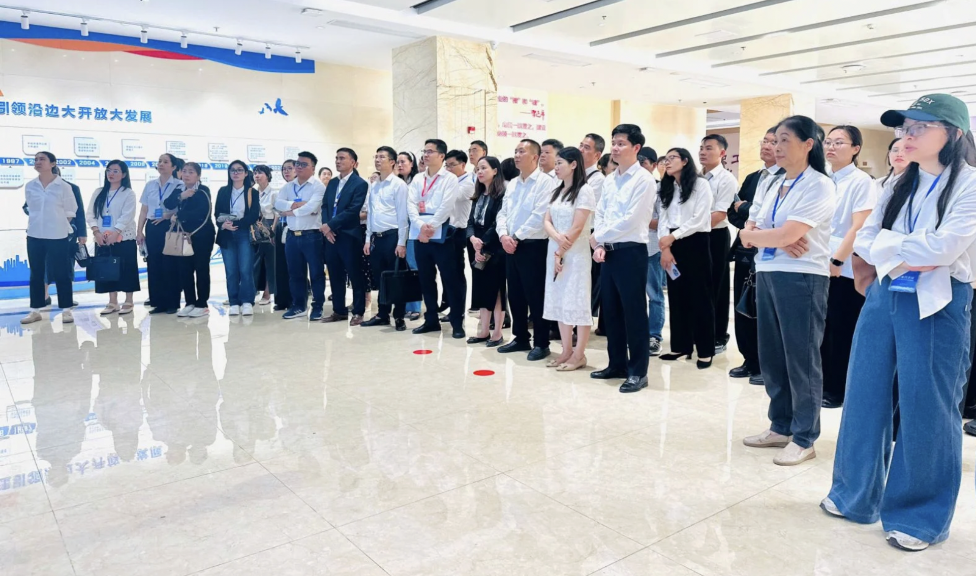 越南—中国云南贸易代表团活动由（越南）工贸部贸易促进局主持组织。