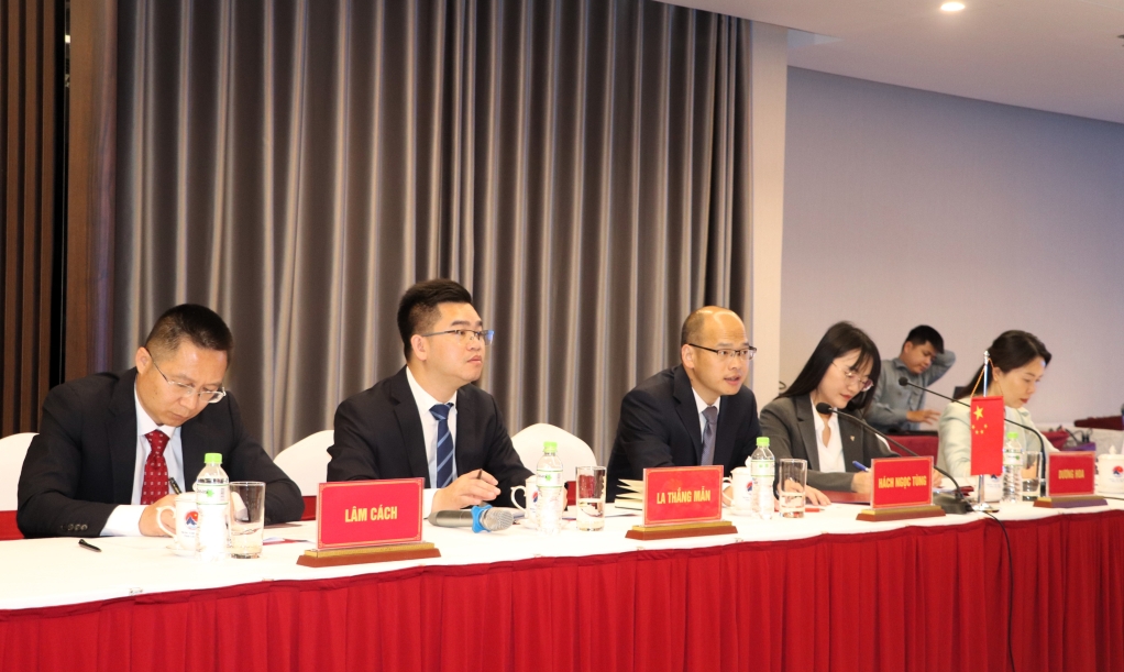 越南高平市委代表团与中国靖西市委代表团举行会谈