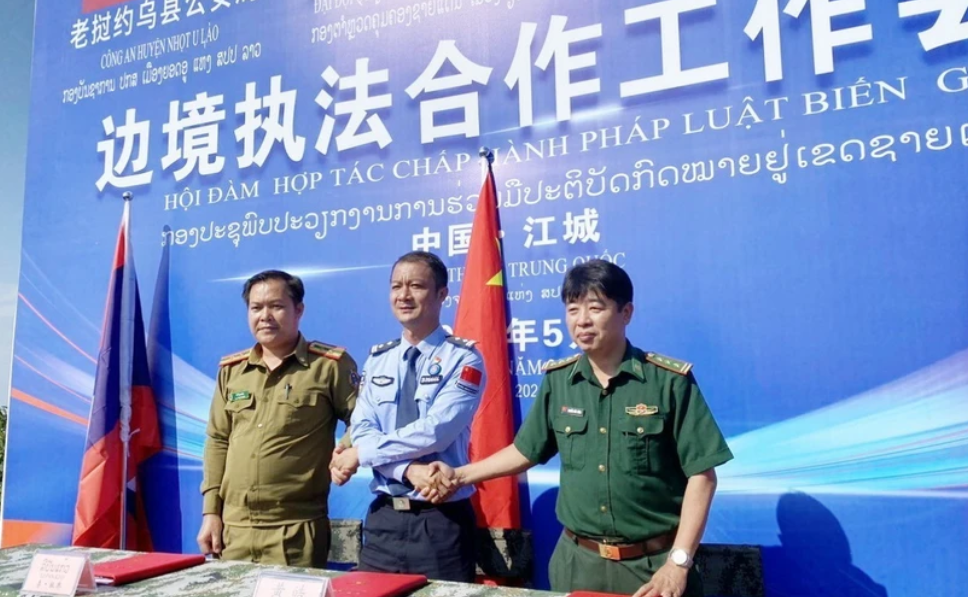 举行越南、老挝、中国三方边境交界点界碑会谈