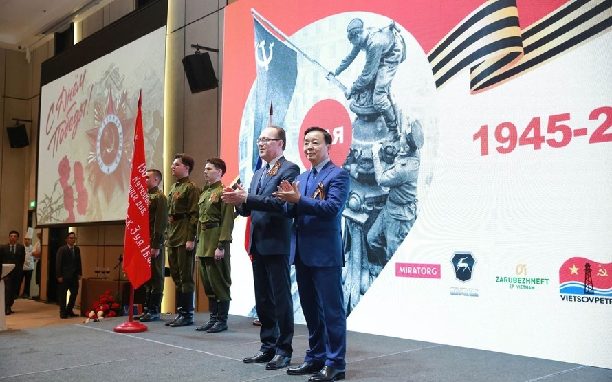 越南政府副总理陈红河出席纪念卫国战争胜利80周年招待会。