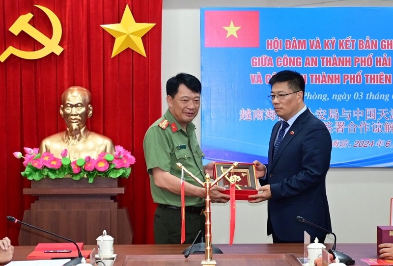 中国天津市公安局代表团对越南海防市公安局进行工作访问