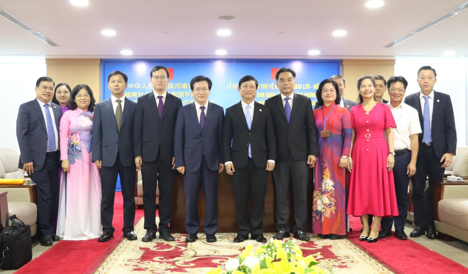 越南平阳省人民委员会主席会见中国河南省代表团