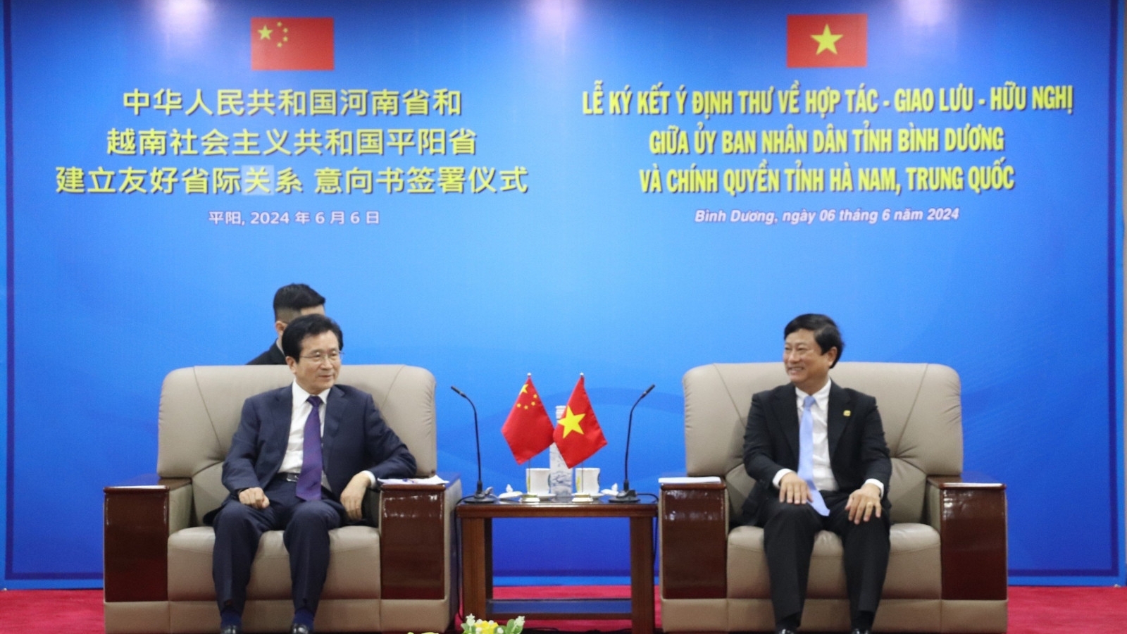 越南平阳省人民委员会主席会见中国河南省代表团