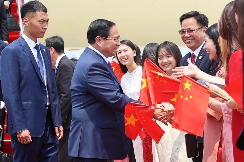 当地时间6月24日11时30分，越南政府总理范明正率越南代表团抵达中国天津滨海国际机场