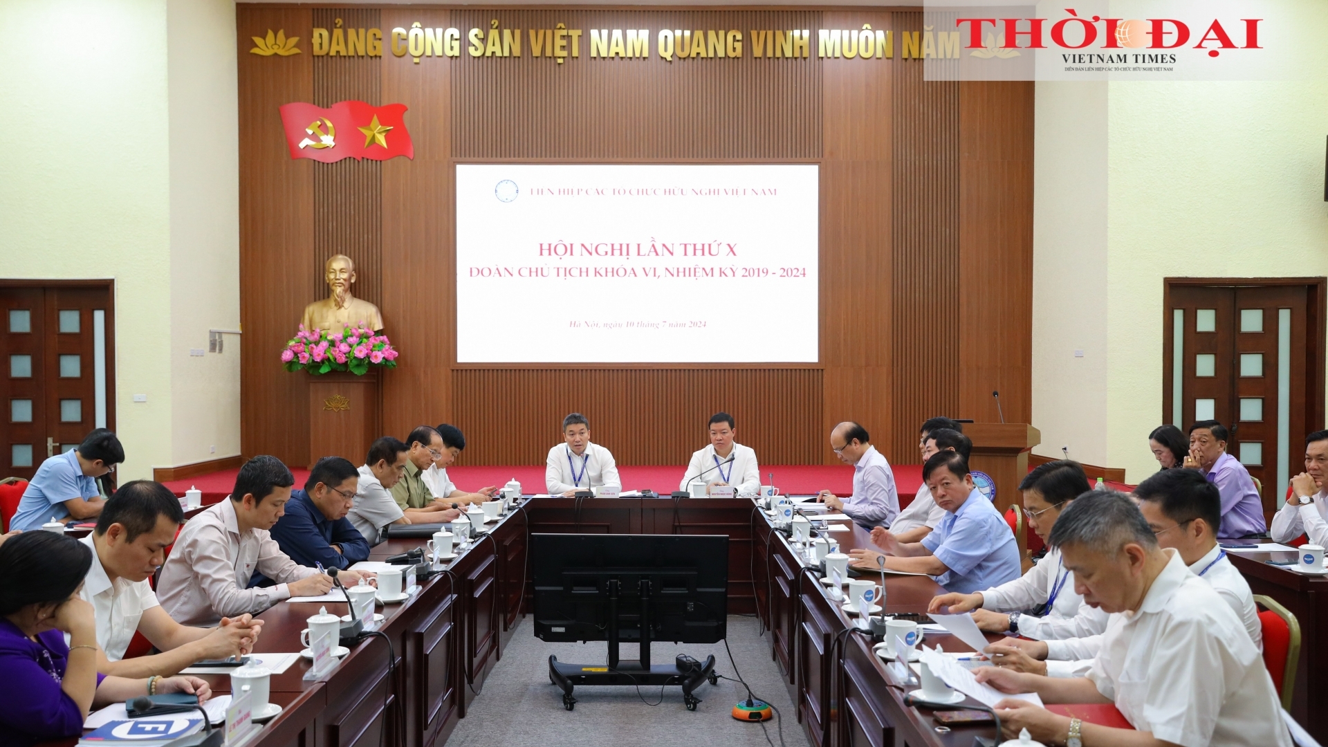 越南友好组织联合会主席团第十次会议： 朝着第七届全国代表大会迈步