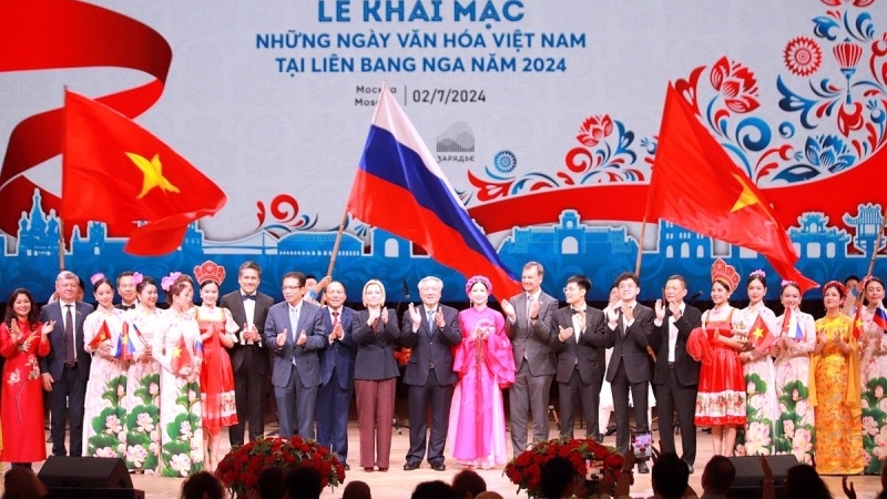 越南演员们的表演得到俄罗斯观众经久不息的掌声