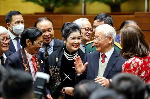 2021年11月24日，阮富仲总书记在国会大厦与出席国家文化会议的代表们亲切交谈.