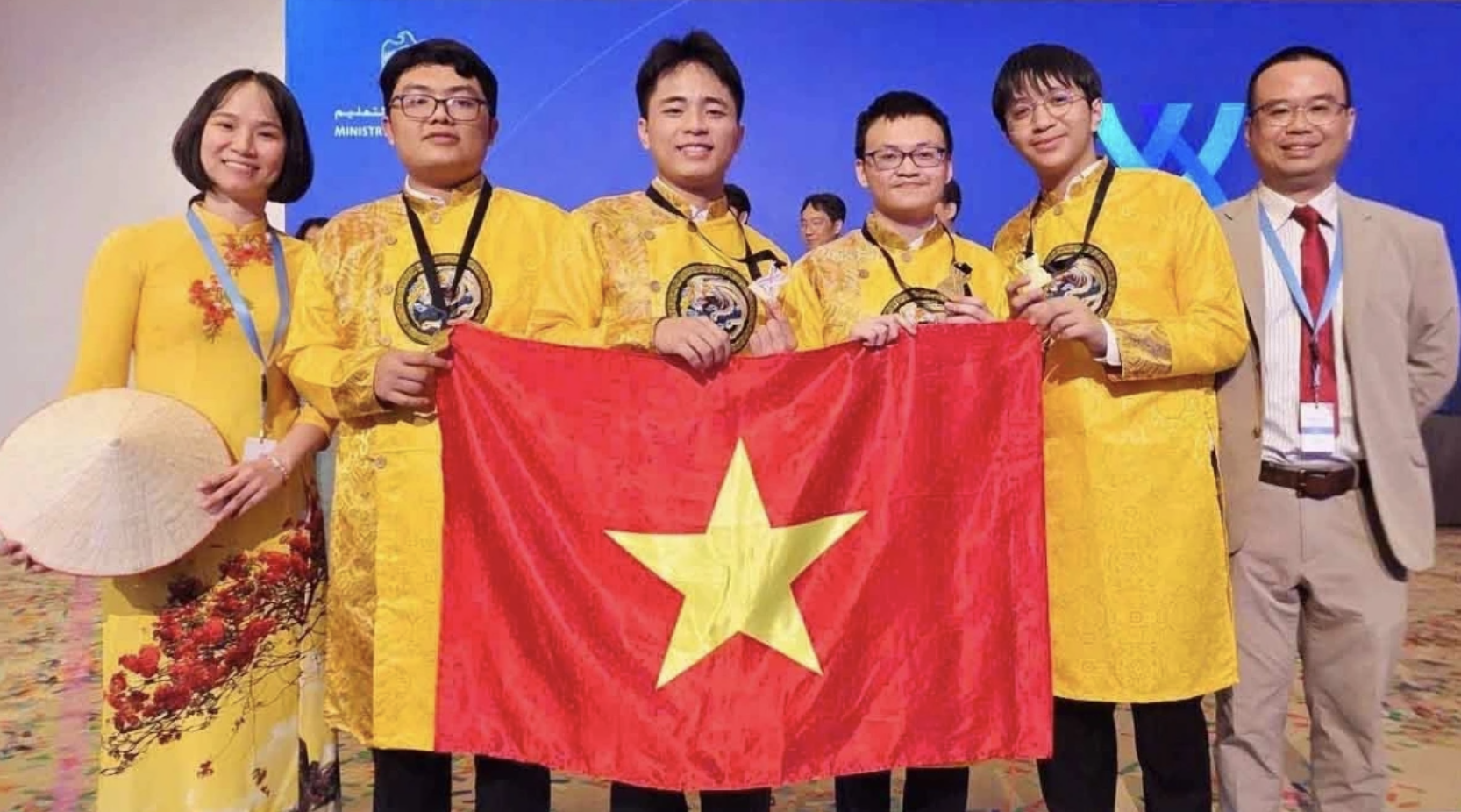 第57届国际化学奥林匹克竞赛于7月5日至14日在阿联酋迪拜隆重举行，吸引了来自90个国家和地区的354名顶尖选手同台竞技。在此次高水平对决中，越南代表队表现卓著，四名参赛选手全部摘得金牌，创造了历史性的辉煌成就。 四位金牌得主的具体成绩如下：来自北宁省北宁重点高中的吴光明同学名列第7位；河内师范大学重点高中的阮黄魁同学位列第10；河内国家大学下属自然科学大学附属高中的江德勇同学排名第14；而越南河内-阿姆斯特丹重点高中的阮孟俊同学则位居第37位。其中，吴光明与阮黄魁两位同学的成绩更是跻身全球前十。 凭借此番杰出表现，越南代表队在最终奖牌榜上与传统强队中国队和美国队并驾齐驱，共同位列第一。 据越南教育培训部透露，这是越南首次在线下举办的国际化学奥林匹克竞赛中包揽全部四枚金牌。这一成就延续了近年来的优异势头。自2020年至2025年，越南队在连续的国际奥赛中，24名参赛选手共计斩获24枚奖牌，包括21金3银，显示了极高的竞赛水准。此次的胜利再次有力地证明了越南教育培训部门不仅致力于提升大众教育质量，更在发现、选拔和精心培养拔尖学生方面取得了卓越成效。