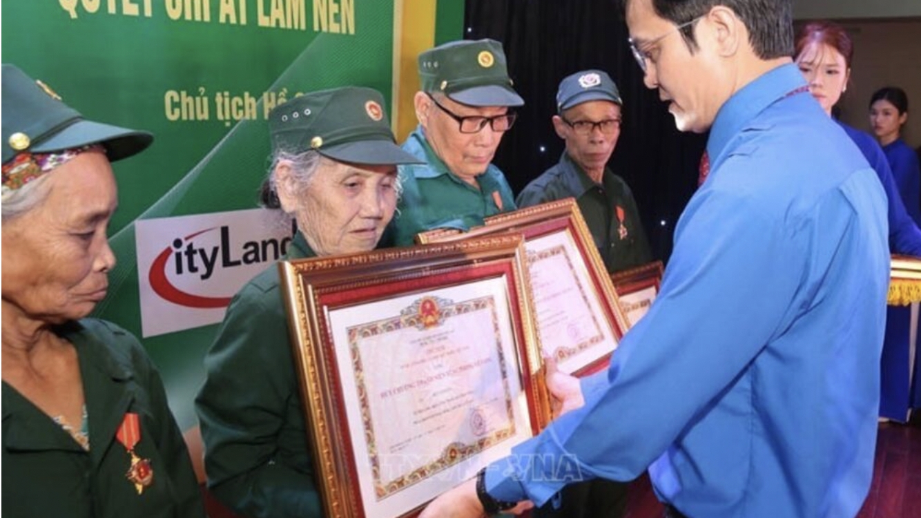 七十五载冲锋路 青春建功新时代