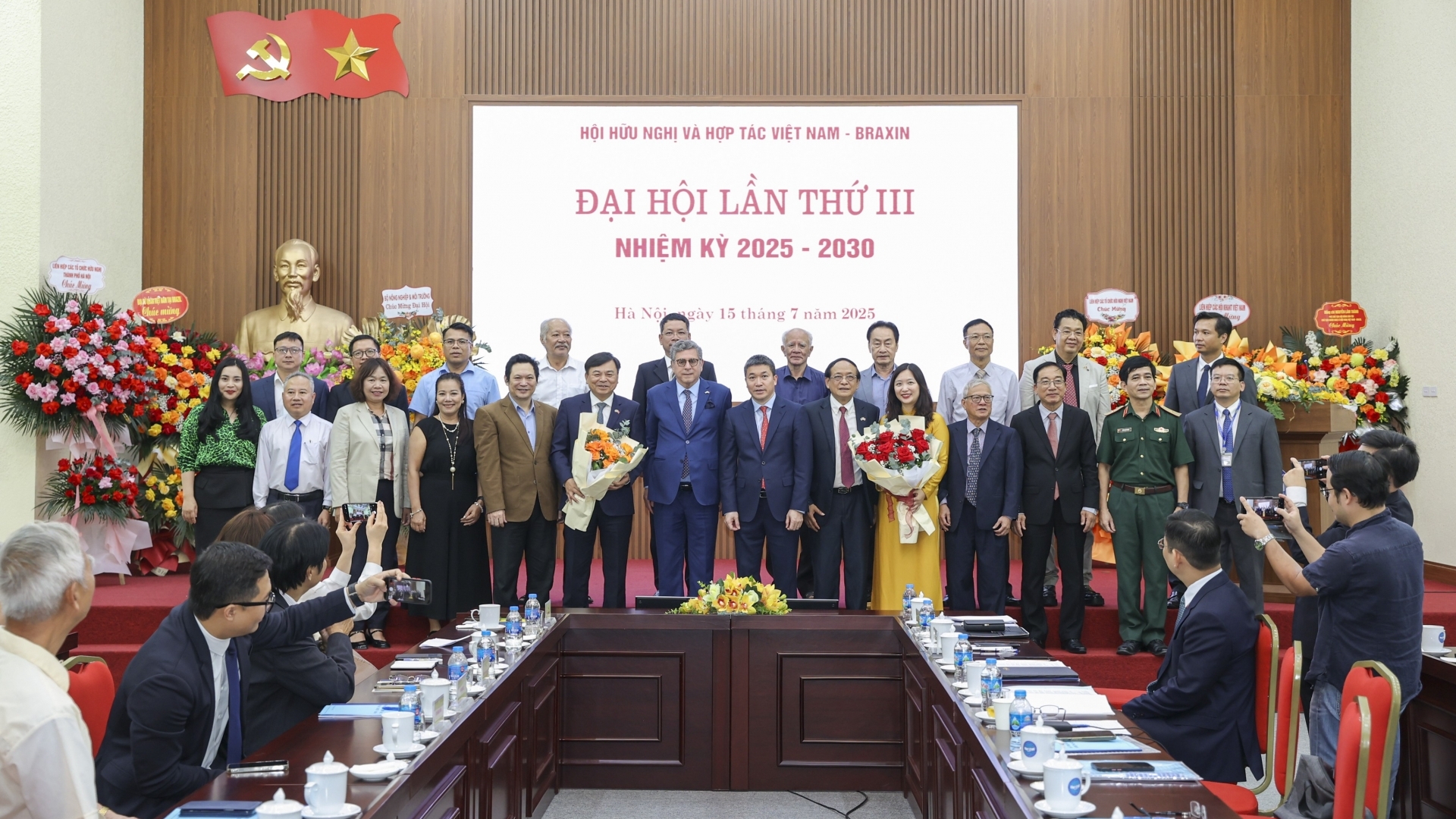 阮黄侠副部长当选2025-2030年任期越巴友好与合作协会主席