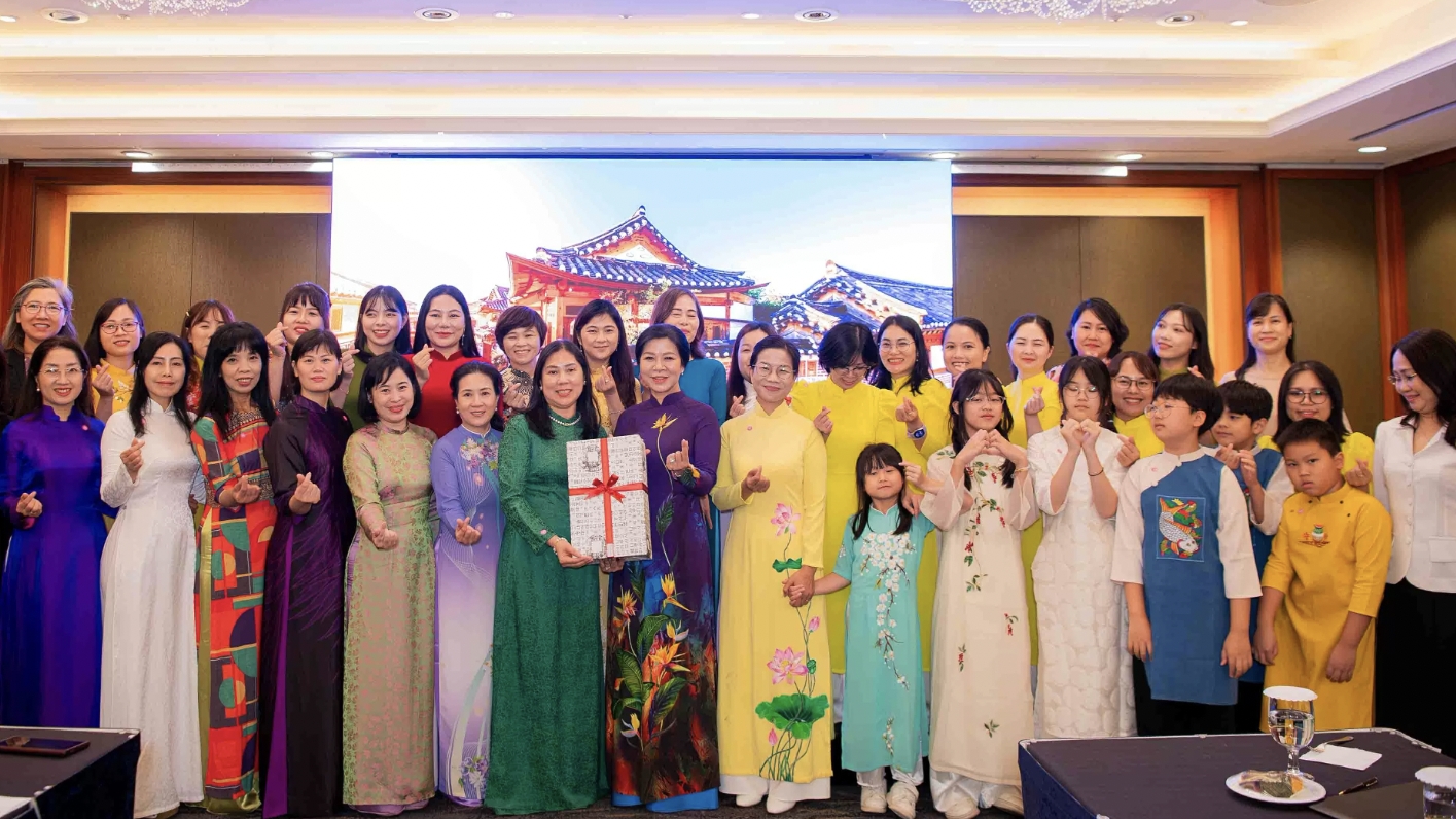 越共中央总书记的夫人吴芳璃与在韩越南新娘亲切会面