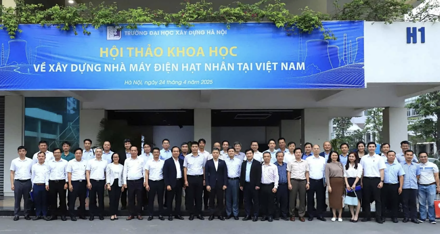 VietNuc成员出席在河内建设大学举行的核电站建设科学研讨会。