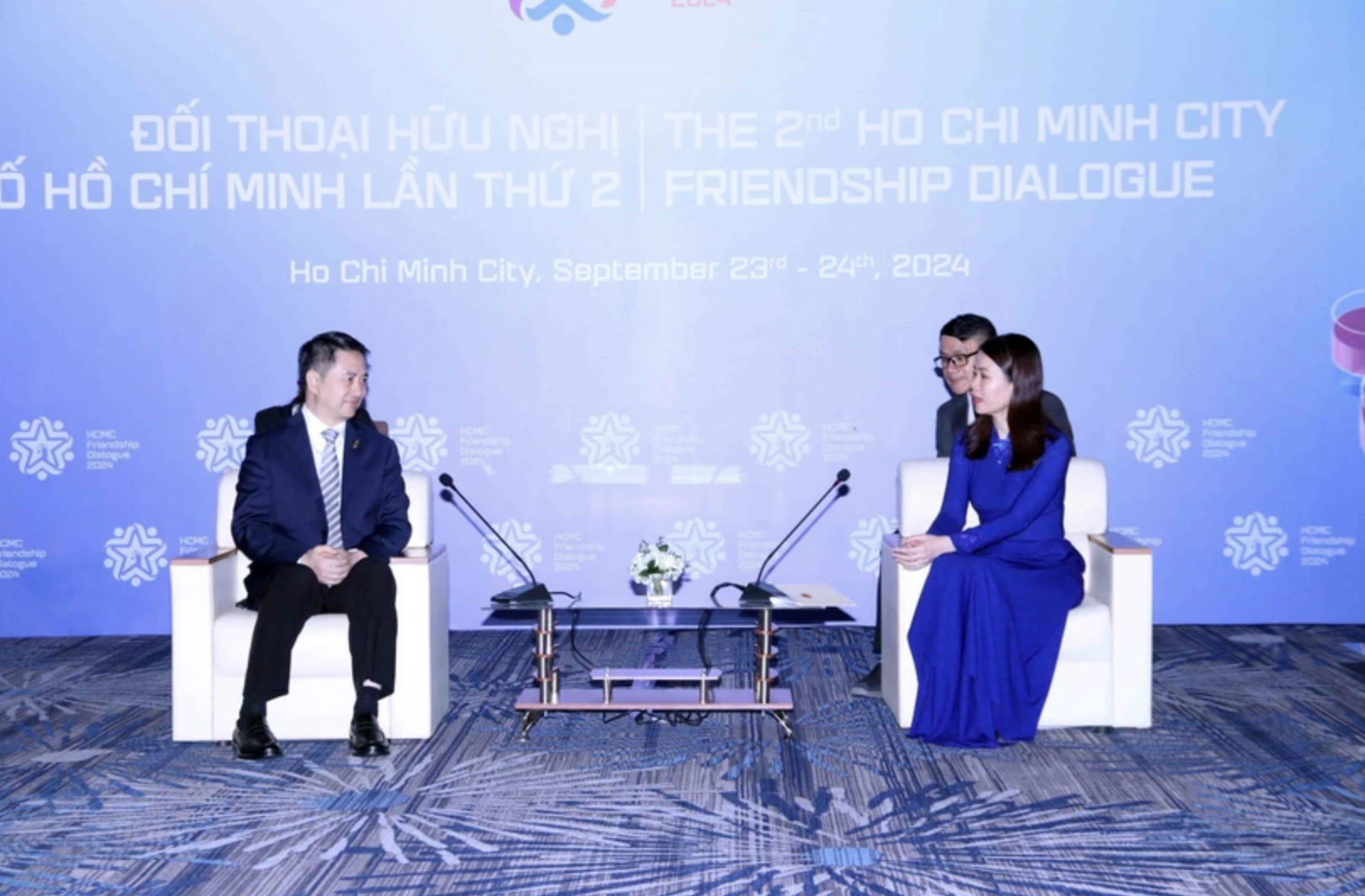 越南外交部副部长阮明恒在胡志明市会见了出席第二届（2024年）胡志明市友好对话会议的重庆市副市长郑向东