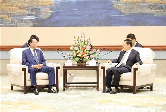 8月22日，越共中央委员、国会副主席、越中友好议员小组主席陈光方上将会见四川省委书记、省人大常委会主任王晓晖。