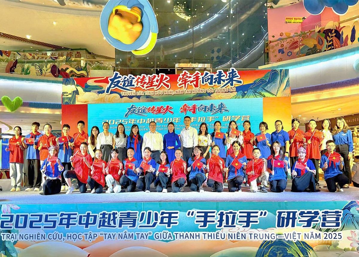 越中青年“红色之旅”促友谊