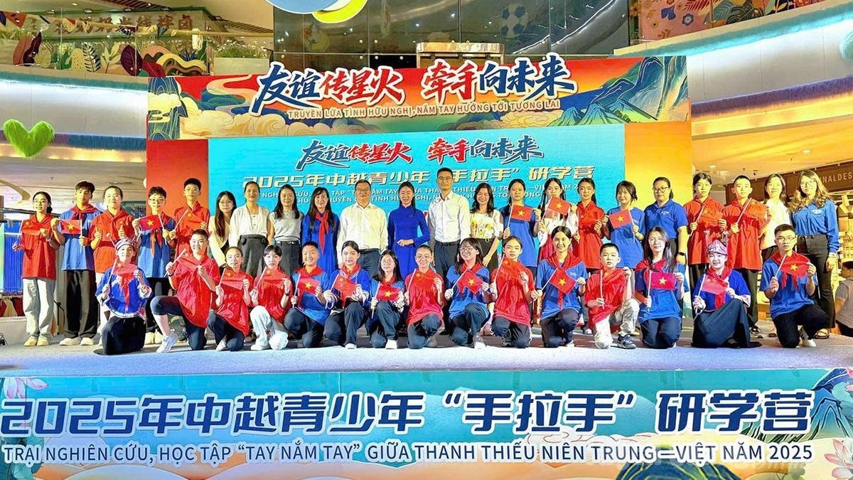 越中青年“红色之旅”促友谊