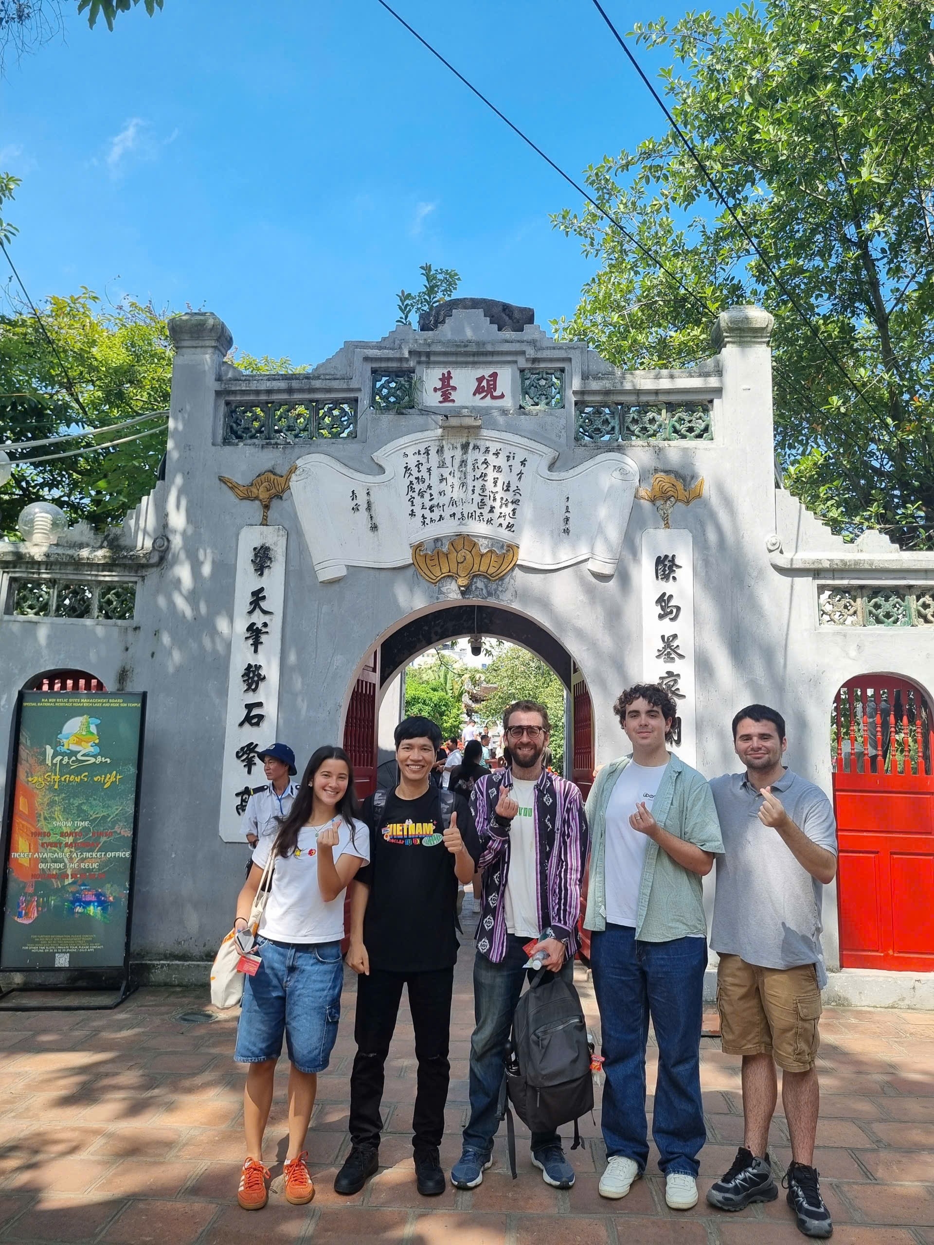 陈友智博士与参与越南文化体验的美国学生合影。 陈友智博士与参与越南文化体验的美国学生合影。