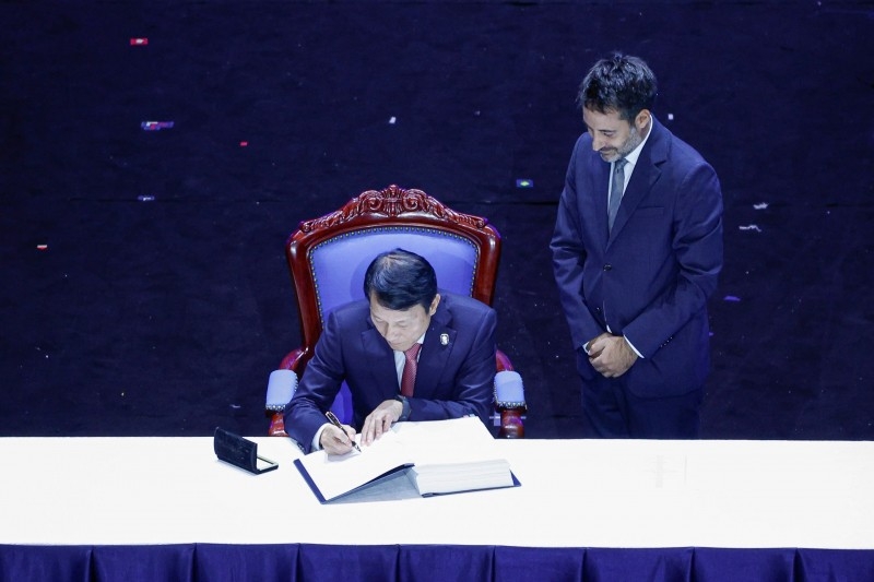 公安部部长梁三光开启《河内公约》签署仪式。 公安部部长梁三光开启《河内公约》签署仪式。