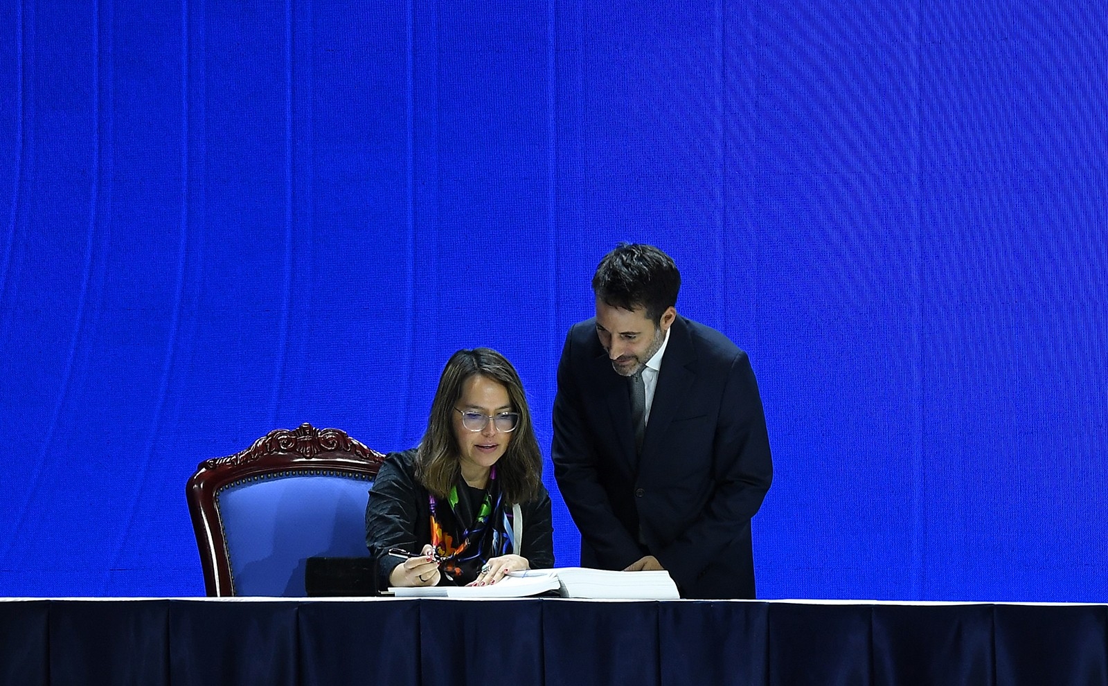各国代表签署联合国打击网络犯罪公约。 各国代表签署联合国打击网络犯罪公约。