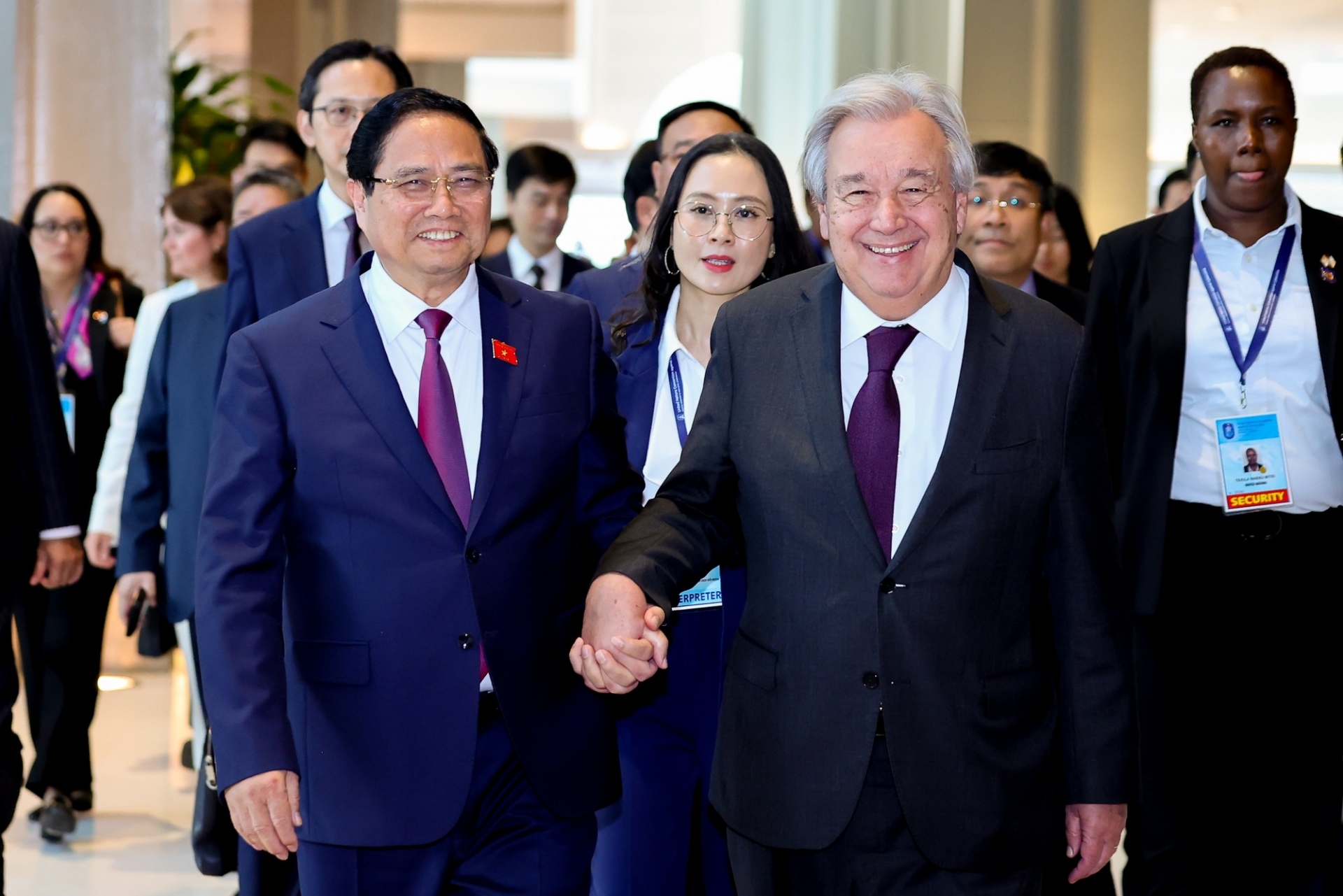 总理范明政与联合国秘书长安东尼奥·古特雷斯出席联合国打击网络犯罪公约开放签署仪式暨高级别会议新闻发布会。 总理范明政与联合国秘书长安东尼奥·古特雷斯出席联合国打击网络犯罪公约开放签署仪式暨高级别会议新闻发布会。