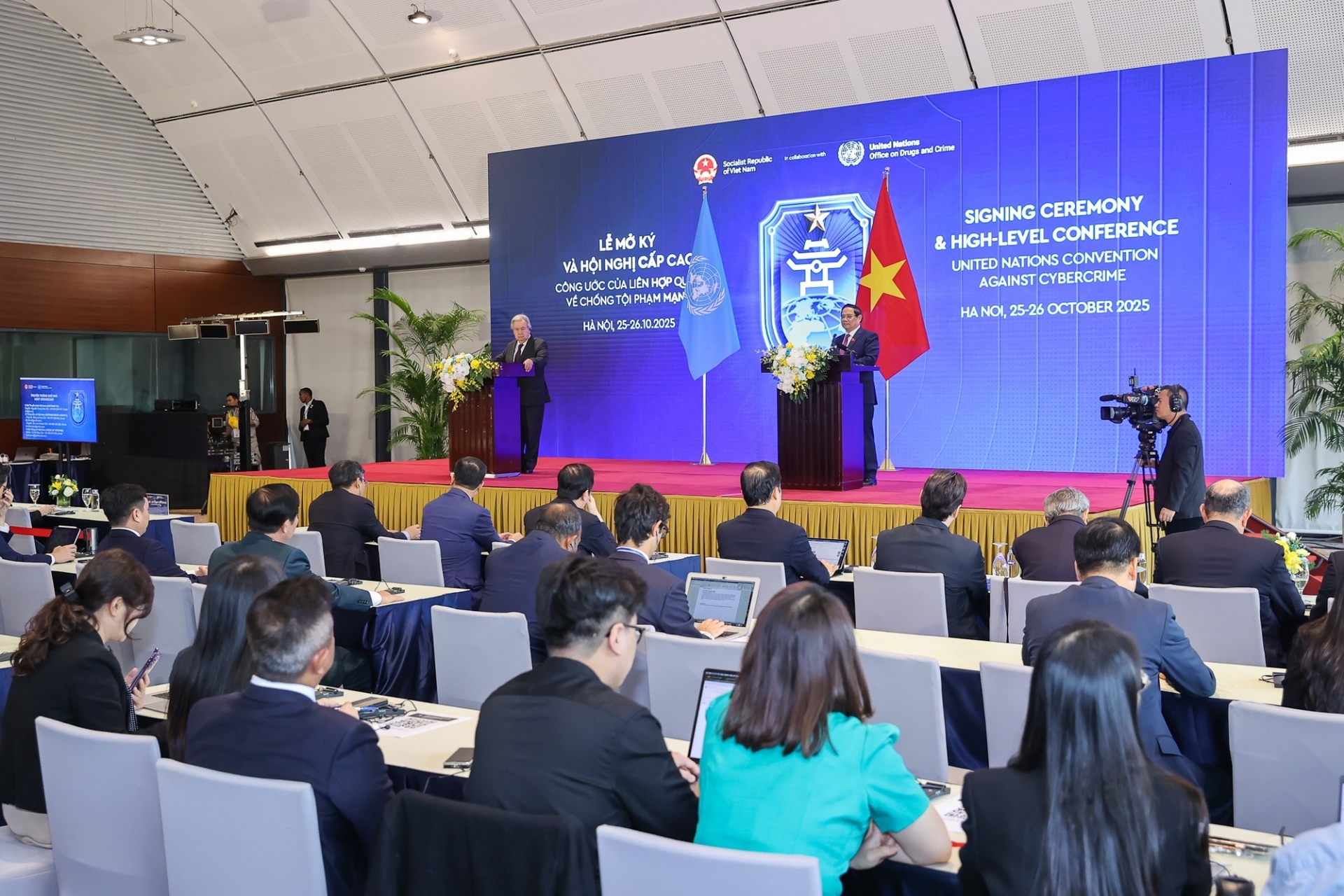出席新闻发布会的各位代表。  出席新闻发布会的各位代表。