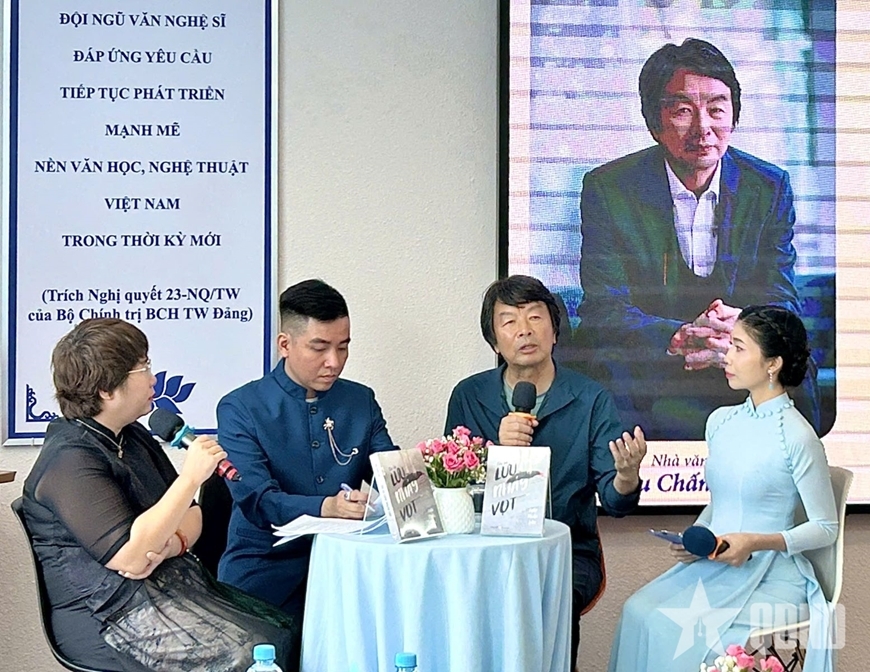 文学家进行交流分享