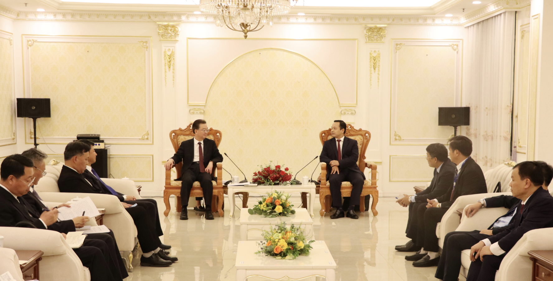 在越南莱州省、老街省、宣光省、奠边省与中国云南省省委书记第五次年度会晤暨联合工作组第十一次会议框架下，奠边省委书记陈进勇同志于10月29日在莱州省同中共中央委员、云南省委书记、省人大常委会主任王宁同志举行了双边会见。 会见中，陈进勇省委书记通报了奠边省第十五次党代会（2025-2030年任期）已成功召开，旨在推动该省朝着绿色、智能、可持续方向发展，力争跻身区域中等以上水平。奠边省第十五次党代会确定了三项战略性突破：完善机制政策、提高竞争力、吸引投资和调动发展资源；发展经济社会基础设施，重点是交通（优先升级连接阿巴寨—龙富口岸的线路）；大力发展旅游业成为该省的尖端经济产业。 陈进勇省委书记还概述了奠边省的突出潜力与优势，特别是在农业、旅游和能源工业发展方面。为进一步加强奠边与云南两省的友好合作关系，陈进勇省委书记建议：云南省协助为奠边省约20名在边境乡镇和省级机关单位工作的年轻干部进行短期中文培训（在云南省内培训）；为云南省企业发展雪山茶、甘蔗、咖啡、澳洲坚果等工业原料区和参与国际贸易交流会、促进进出口商品创造条件；参与投资奠边省农产品的深加工。 陈进勇省委书记特别建议双方继续加强配合，加快进度，早日启动阿巴寨—龙富国际口岸的建设，为推动两省友好合作和口岸经济发展注入动力。  王宁同志确认云南省基本赞同奠边省的各项建议，特别是在教育、口岸经济发展和两省企业合作等领域。王宁省委书记建议双方加强配合，早日启动龙富—阿巴寨口岸建设，扩大对外活动和商品交流；大力推动农业合作发展，尤其是大米、咖啡等具有潜力的产品；加强旅游联动发展。在培训和教育领域，王宁同志表示云南省欢迎奠边省的干部、学员前来学习、研究，并随时准备在培训工作中提供支持。同时，两省需继续促进边境地区村寨之间的友好关系，为建设和平、合作与发展的边界线做出贡献。