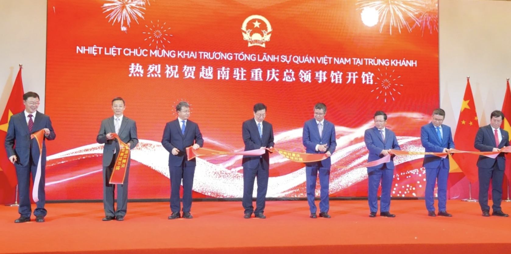 越南驻重庆总领事裴原龙在接受采访时表示，越南政府首次在中国西部地区设立外交代表机构——越南驻重庆总领事馆，负责重庆和四川两地事务。这两地在中国乃至越中合作战略中具有重要地位。  他指出，在越南力争到2025年实现经济增长8%以上、2030年达到两位数增长的背景下，加强与中国西南地区合作，将为双方在交通物流、基础设施、高新技术、可再生能源、高科技农业、可持续旅游和人力资源培训等领域开展务实合作提供广阔空间。  裴原龙认为，重庆和四川是中国西南的经济、科技和文化中心，而越南经济开放度高，两地可凭借地理邻近优势，强化互联互通，便利进入中国市场并促进出口。  未来，总领事馆将以服务国家发展为核心任务，积极收集并向越南地方分享重庆、四川在经贸、文化、城市规划等领域的成功经验；同时搭建越中地方与企业合作平台，推动友好交流与民间往来。  裴原龙强调，总领事馆将持续挖掘合作潜力，重点推进基础设施互联互通、科技与数字化合作、企业对接和贸易往来，为深化越中全面战略合作伙伴关系贡献力量。