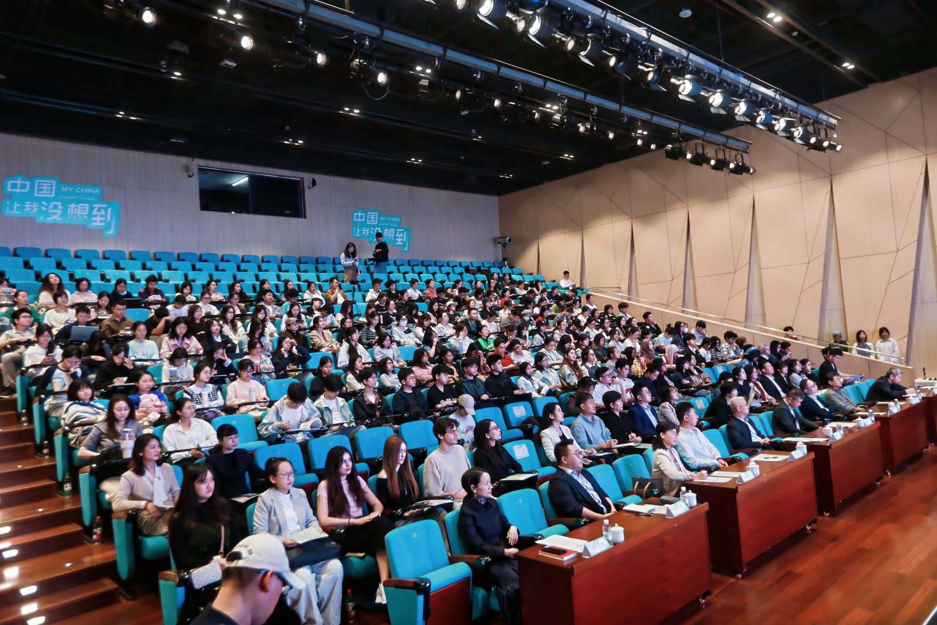 红色信仰领航 绿色青春飞扬:中外青年马克思主义对话会推动跨文化理解与青年合作 红色信仰领航 绿色青春飞扬:中外青年马克思主义对话会推动跨文化理解与青年合作