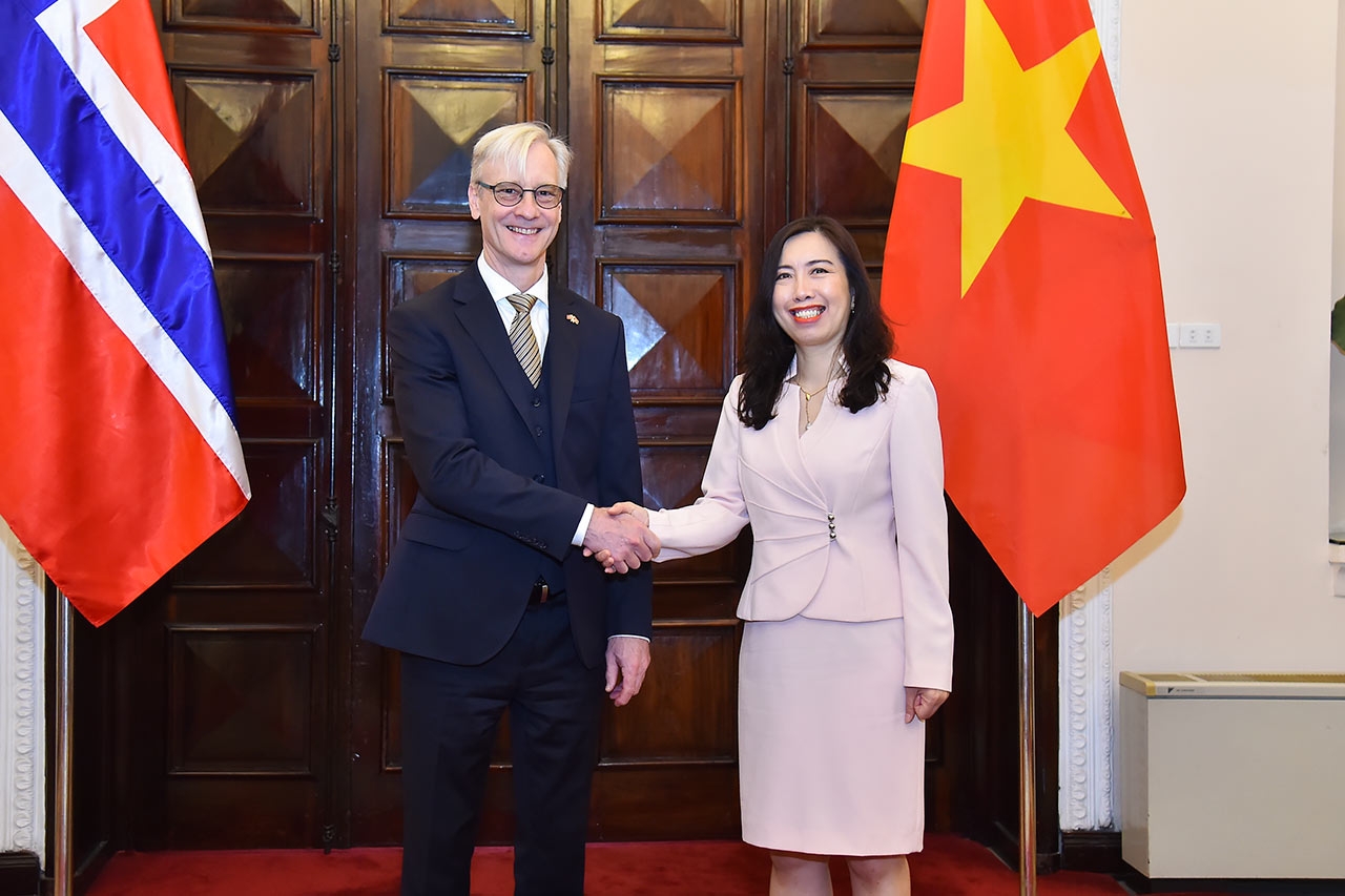 越南外交部副部长黎氏秋姮与挪威外交国务秘书埃尔林·里梅斯塔德。
