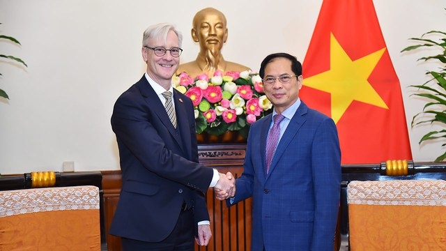 越南外交部长裴青山和挪威外交部国务秘书埃尔林·里梅斯塔德。