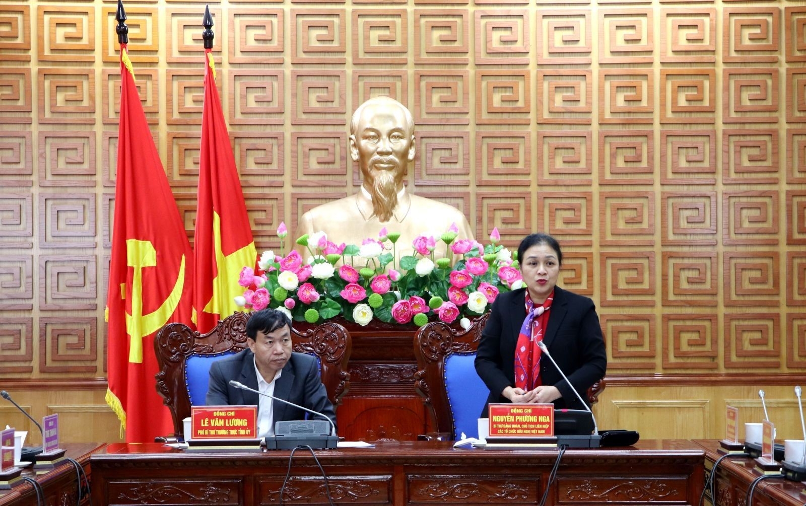 越南友好组织联合会主席阮芳娥大使在会上发表讲话。