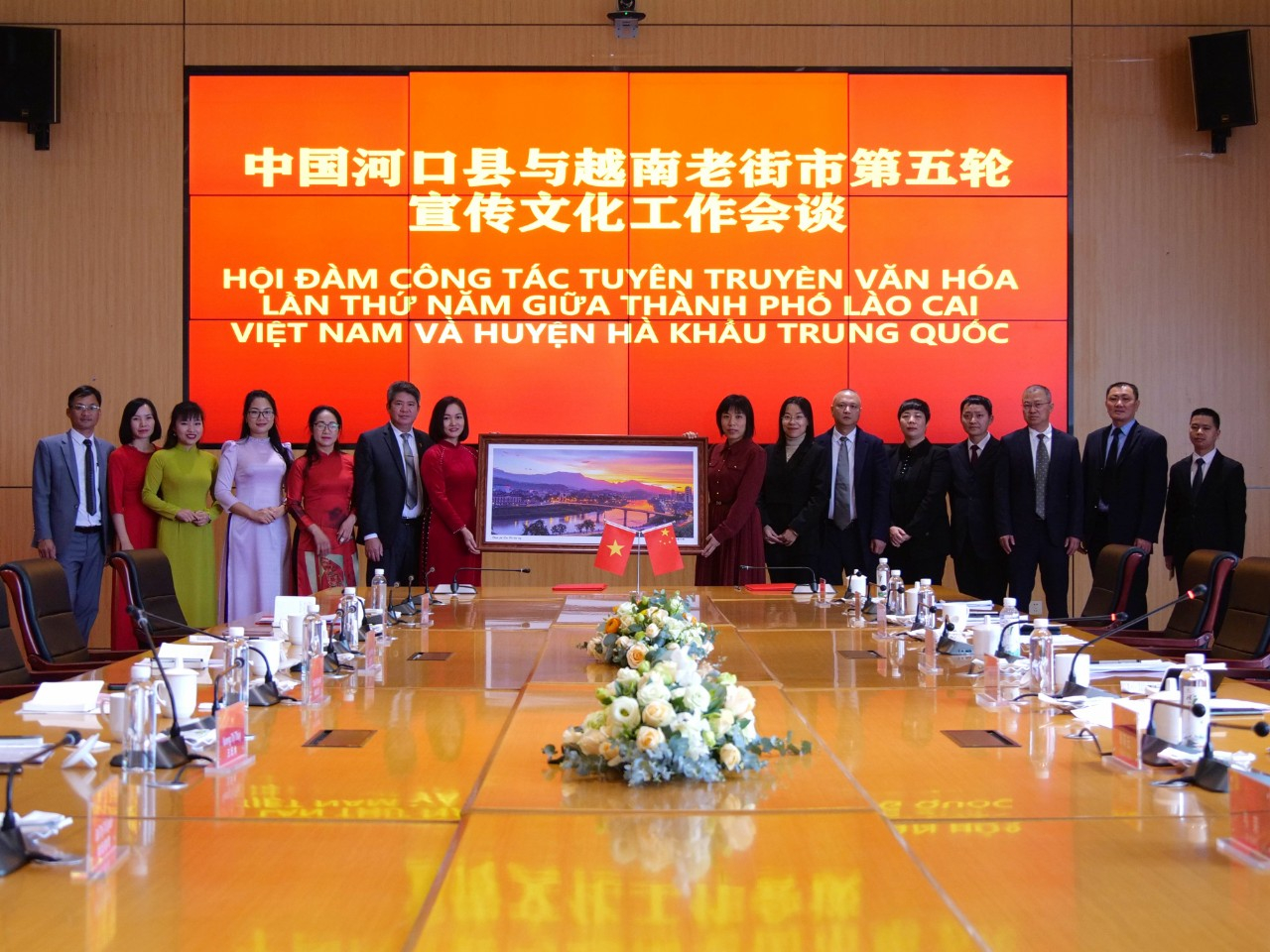 越南老街市市委宣传部与河口县宣传部举行了第五届2023年宣传工作交流会。