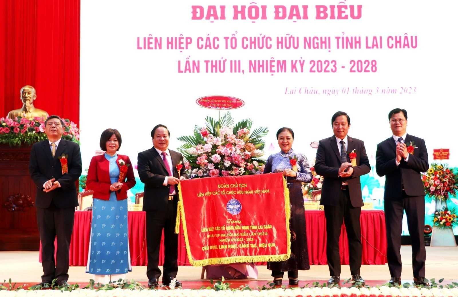 越南友好组织联合会向2名个人颁发了“致力于各民族之间的和平和友谊”勋章，并向1名个人颁发了奖状。